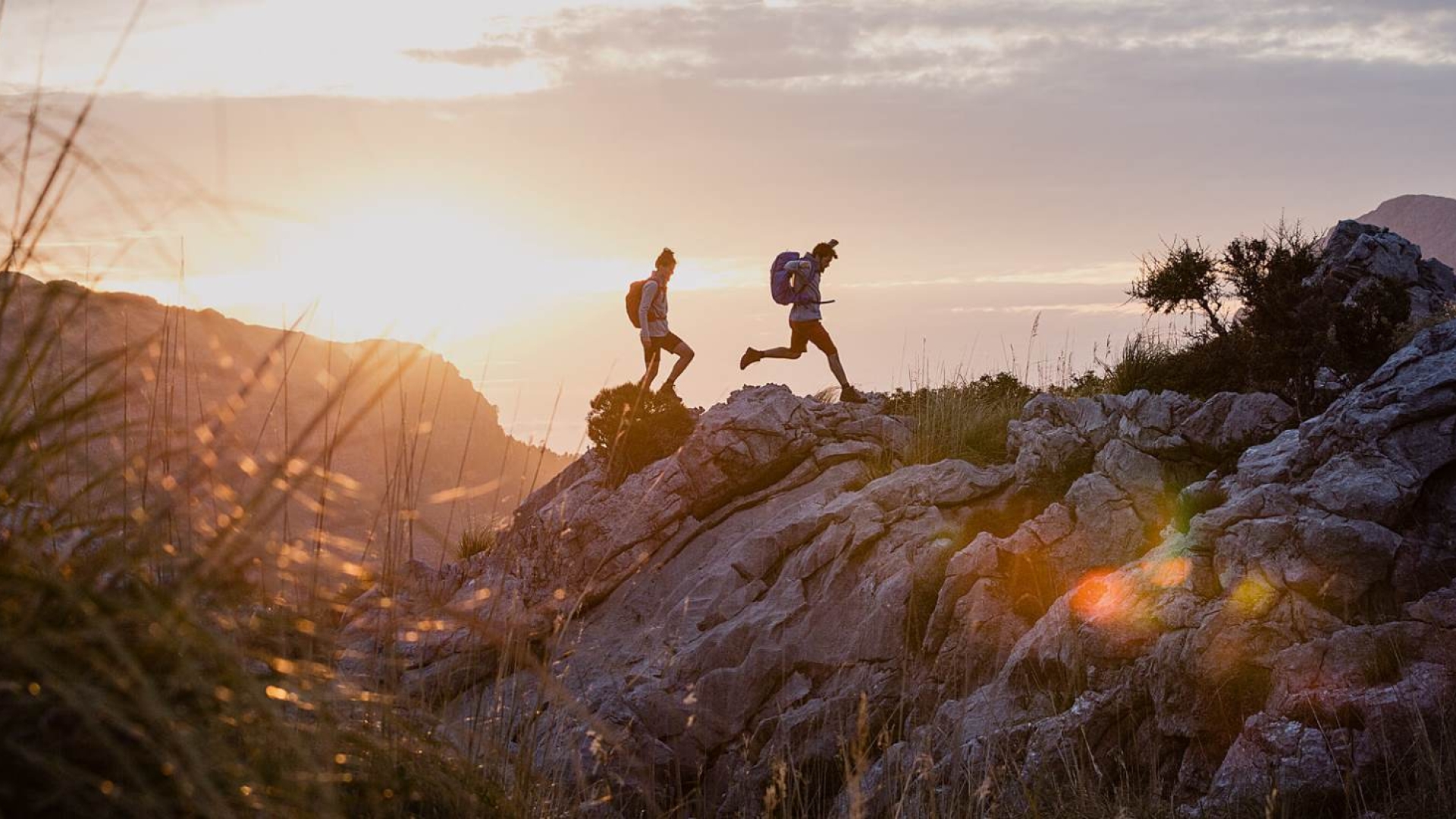 Two athletes trekking with Vaude bags