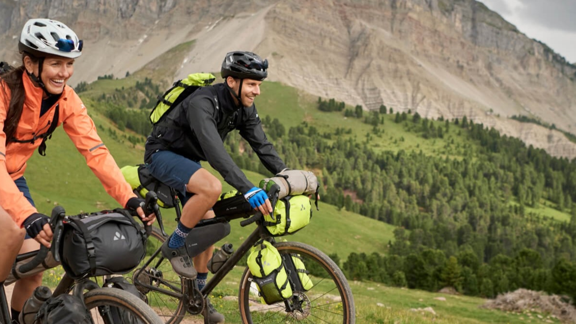 Two athletes biking with vaude bags